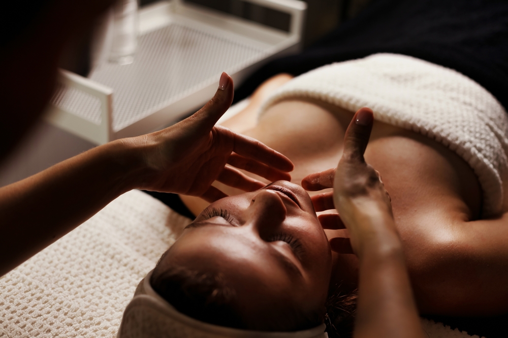 Massage facialiste holistique mani-lift